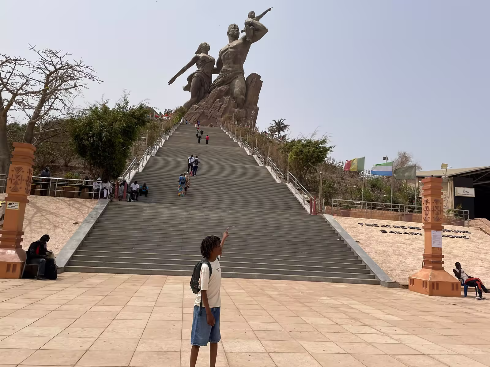 Esplanade et grand escalier du Monument de la Renaissance Africaine, Dakar