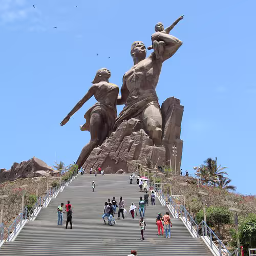 Monument de la Renaissance Africaine vu depuis les escaliers en journée, Dakar