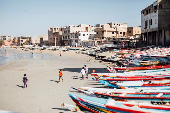 Pirogues colorées alignées sur la plage des pêcheurs à Dakar