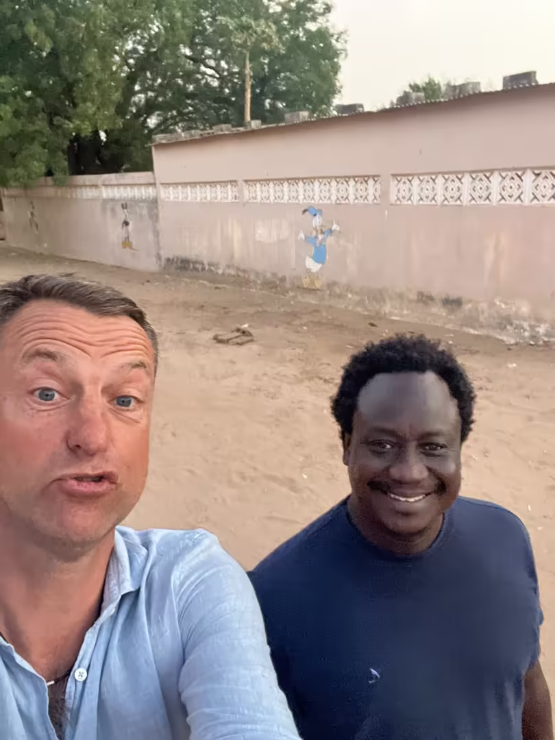 Selfie de Diambar avec un voyageur dans un village au Sénégal