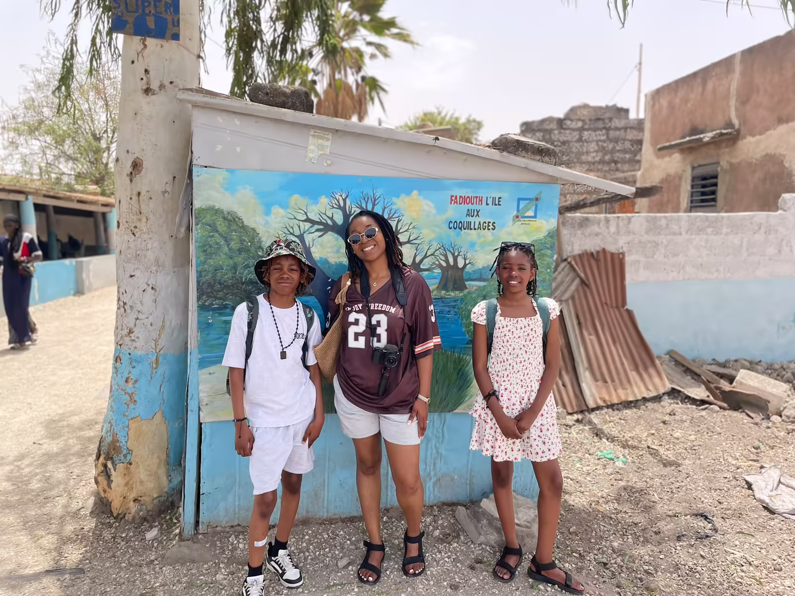 Fresque « Fadiouth, l'île aux coquillages » à l'entrée de l'île, Sénégal