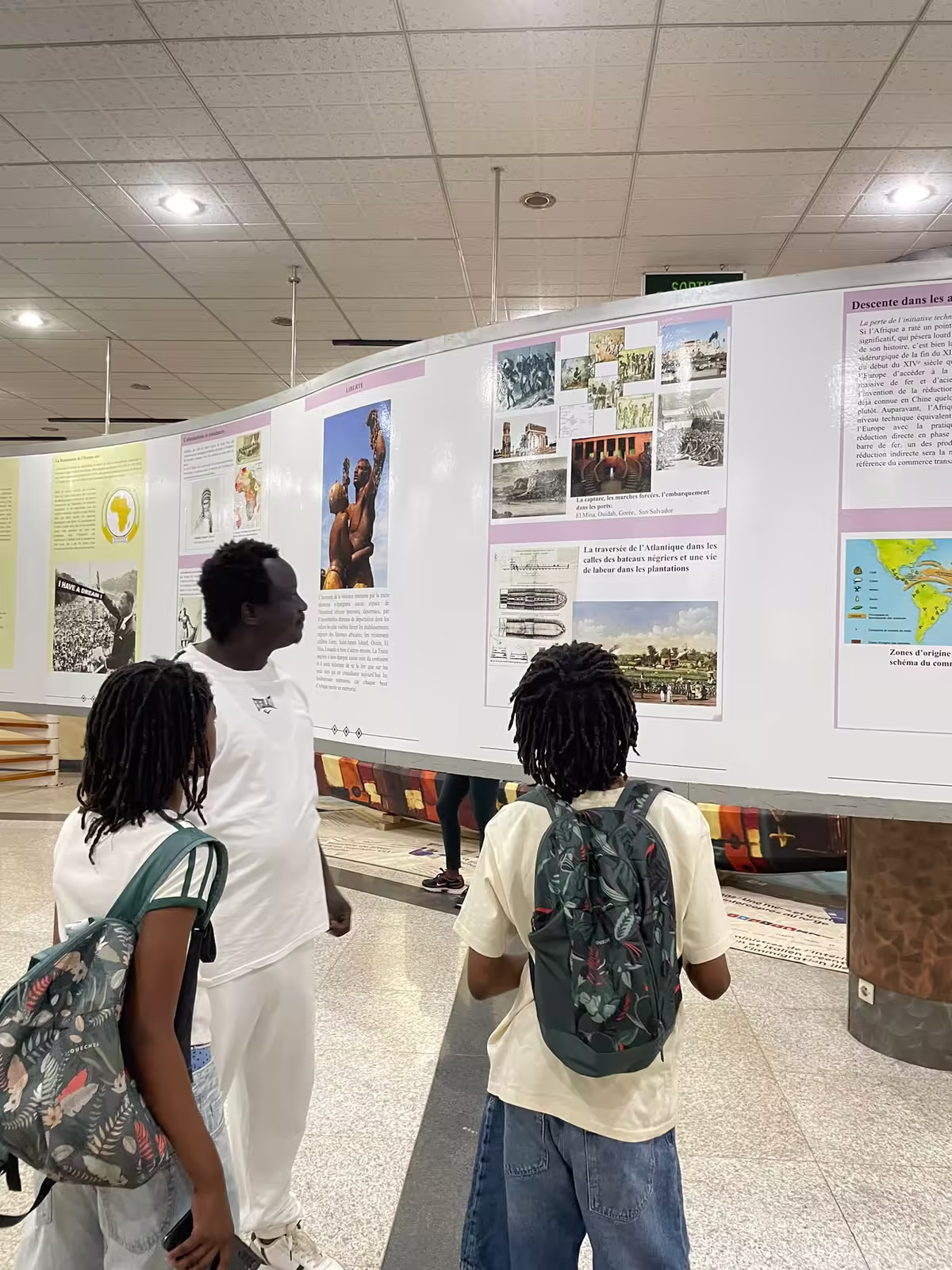 Exposition historique sur la traite atlantique : panneaux retraçant la capture et la traversée
