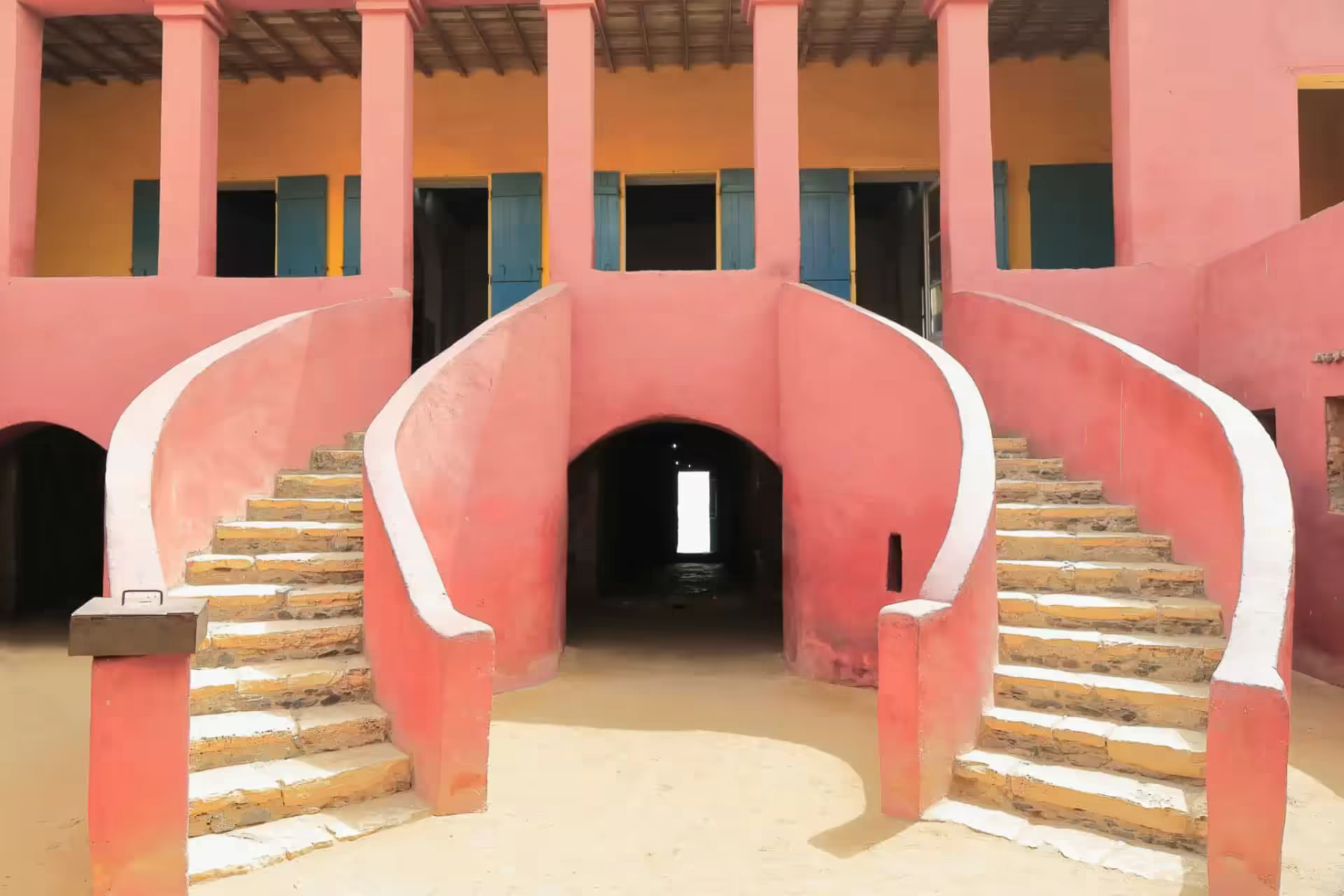 Escaliers emblématiques de la Maison des Esclaves à Gorée, Sénégal