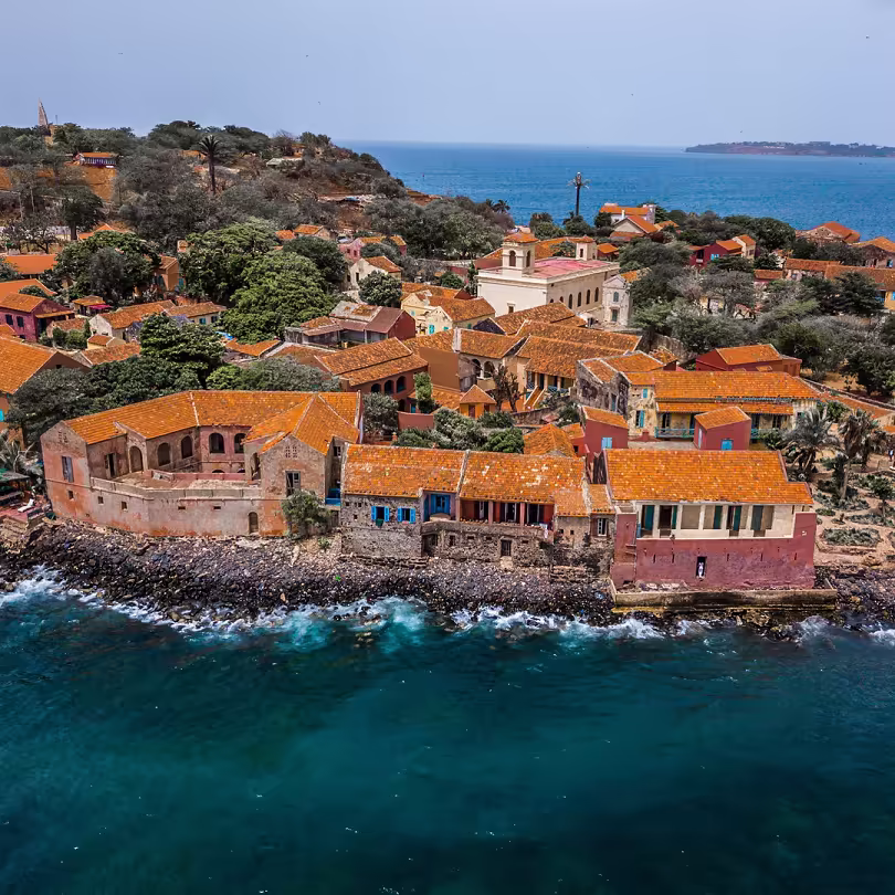 Vue aérienne de l'île de Gorée et de ses toits ocre, patrimoine UNESCO du Sénégal