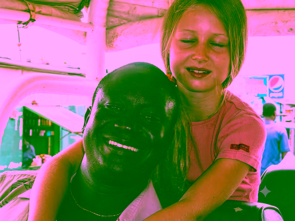 Hospitalité sénégalaise : Diambar et une jeune voyageuse tout sourire