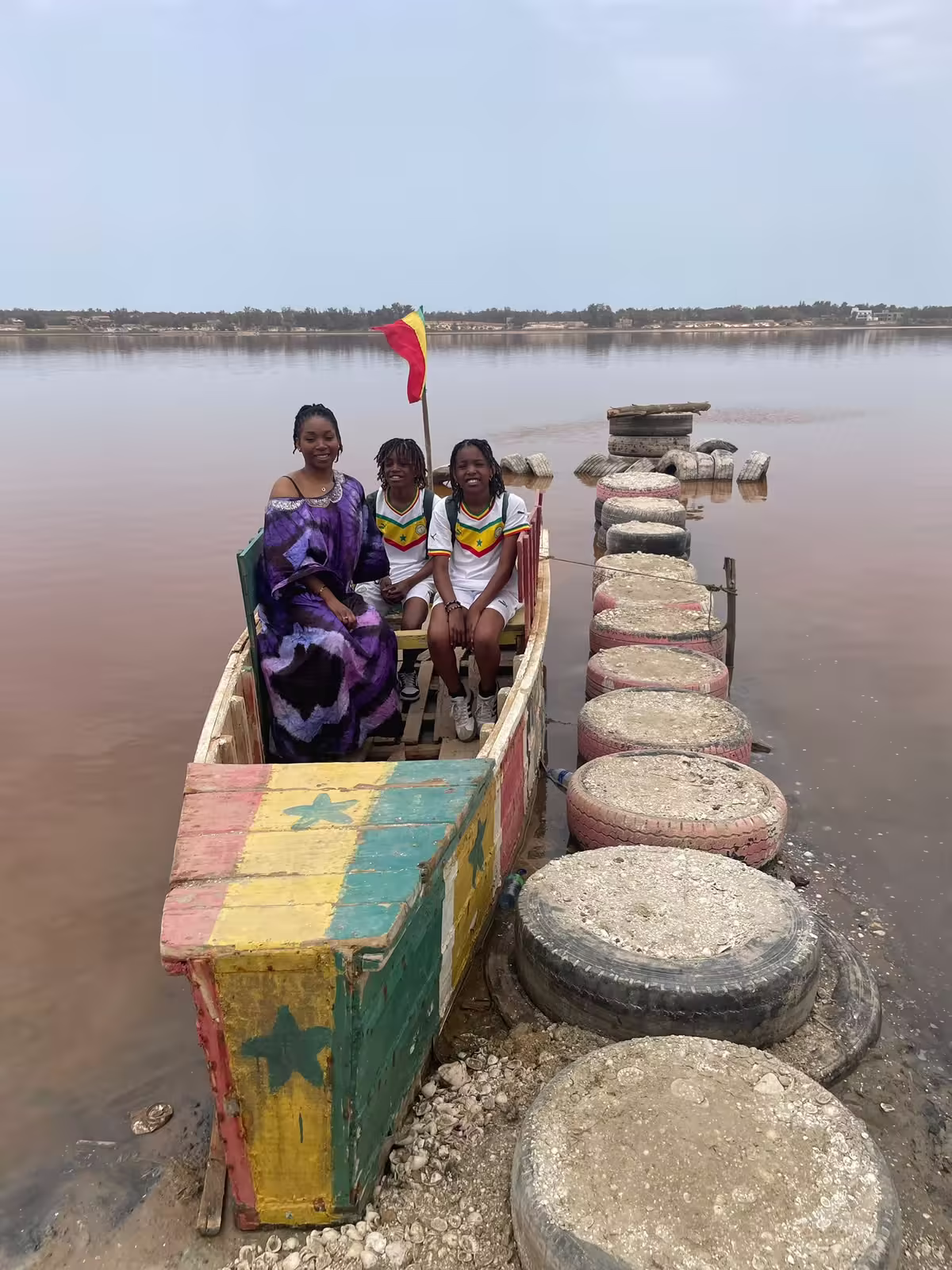 Voyageurs assis dans une pirogue traditionnelle sur le Lac Rose, Sénégal