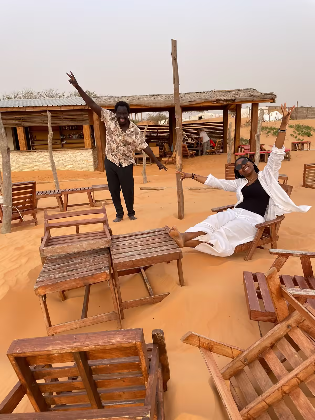 Voyageurs joyeux au campement du désert de Lompoul, Sénégal
