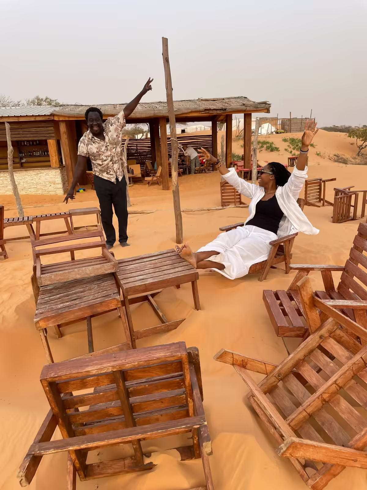 Transats en bois sur le sable du campement de Lompoul, Sénégal