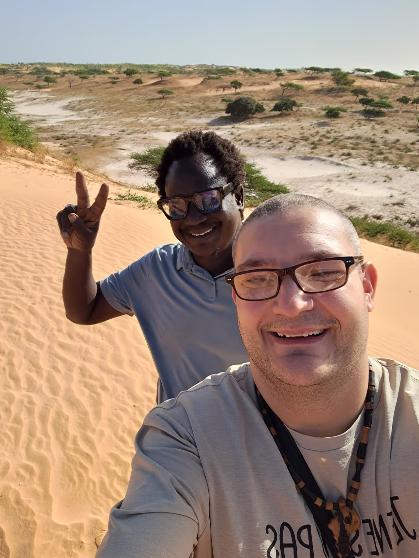 Désert de Lompoul, dunes et campement, Sénégal — Diambar et un voyageur sur les dunes