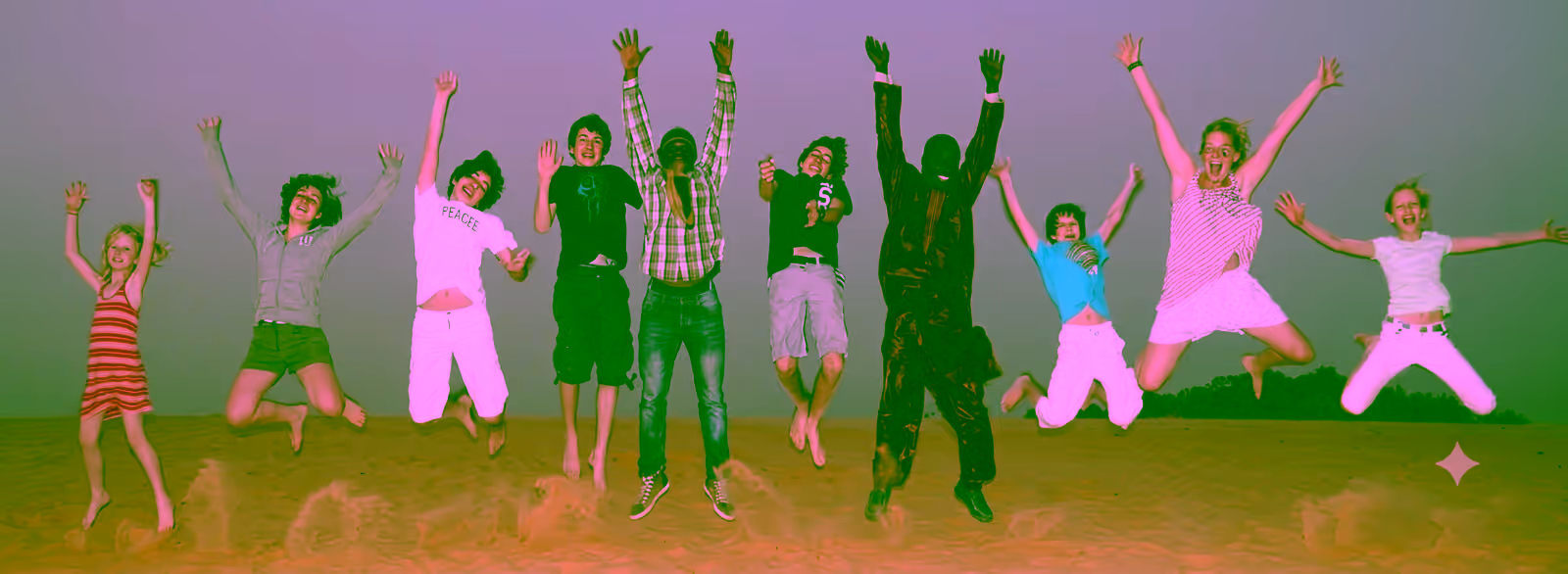 Groupe de voyageurs et Diambar sautant de joie sur les dunes de Lompoul