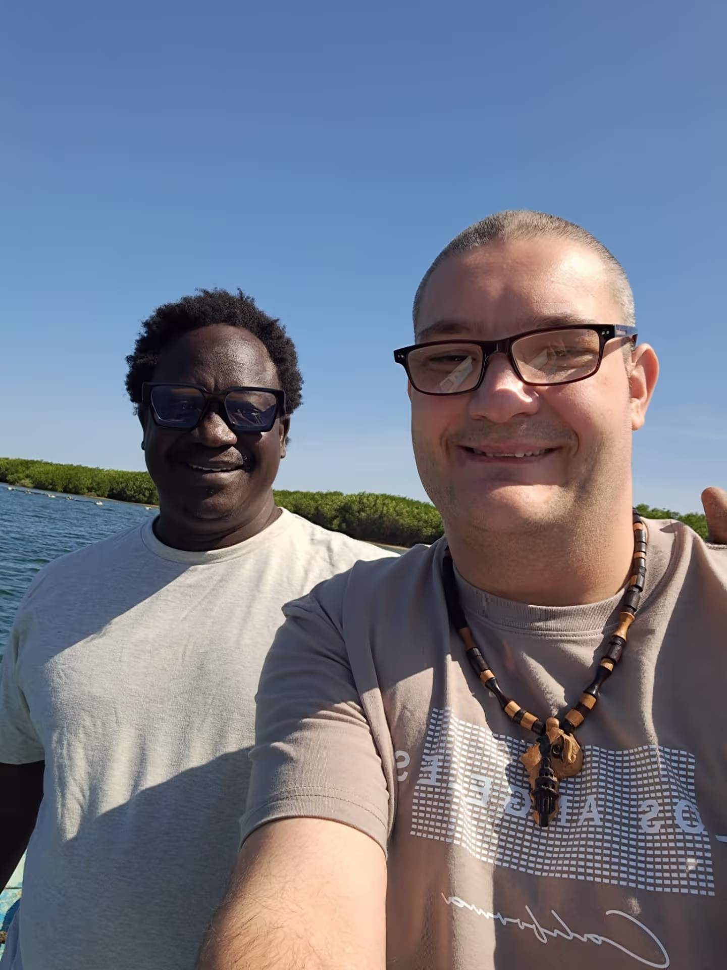 Mangroves et baobab du Sine Saloum, Sénégal — Diambar en pirogue avec un voyageur