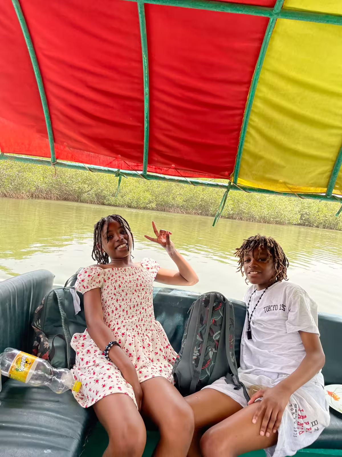 Jeunes voyageurs en pirogue dans les mangroves du Sine Saloum